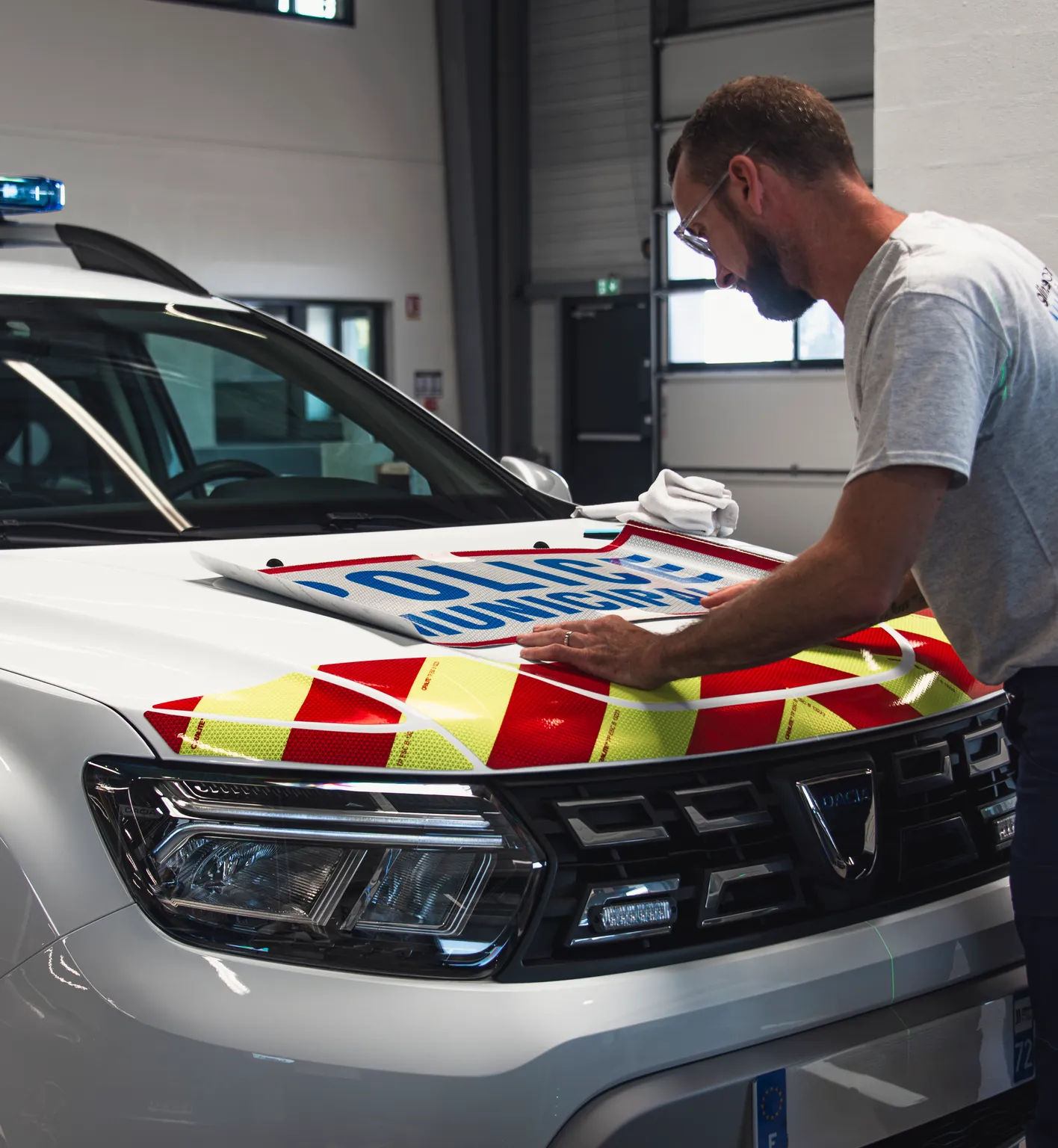 Installation de stickers de police municipale sur un véhicule